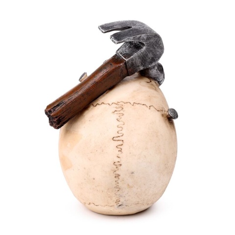 Czaszka z młotkiem i gwoździami - skull 18cm